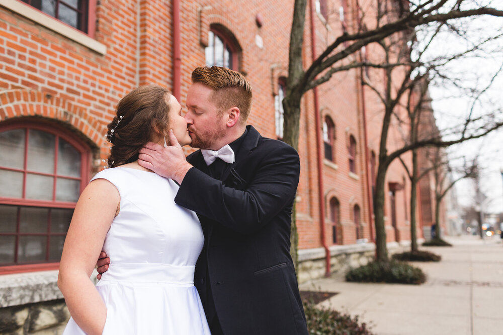 bride and groom kissing brewery district columbus ohio