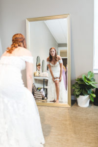 bride putting on garter for ohio wedding