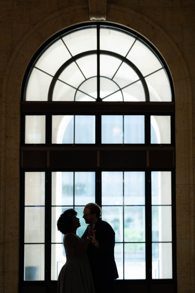 a silhouette of the cutest engagement photos from CMOA by sam and grace photos
